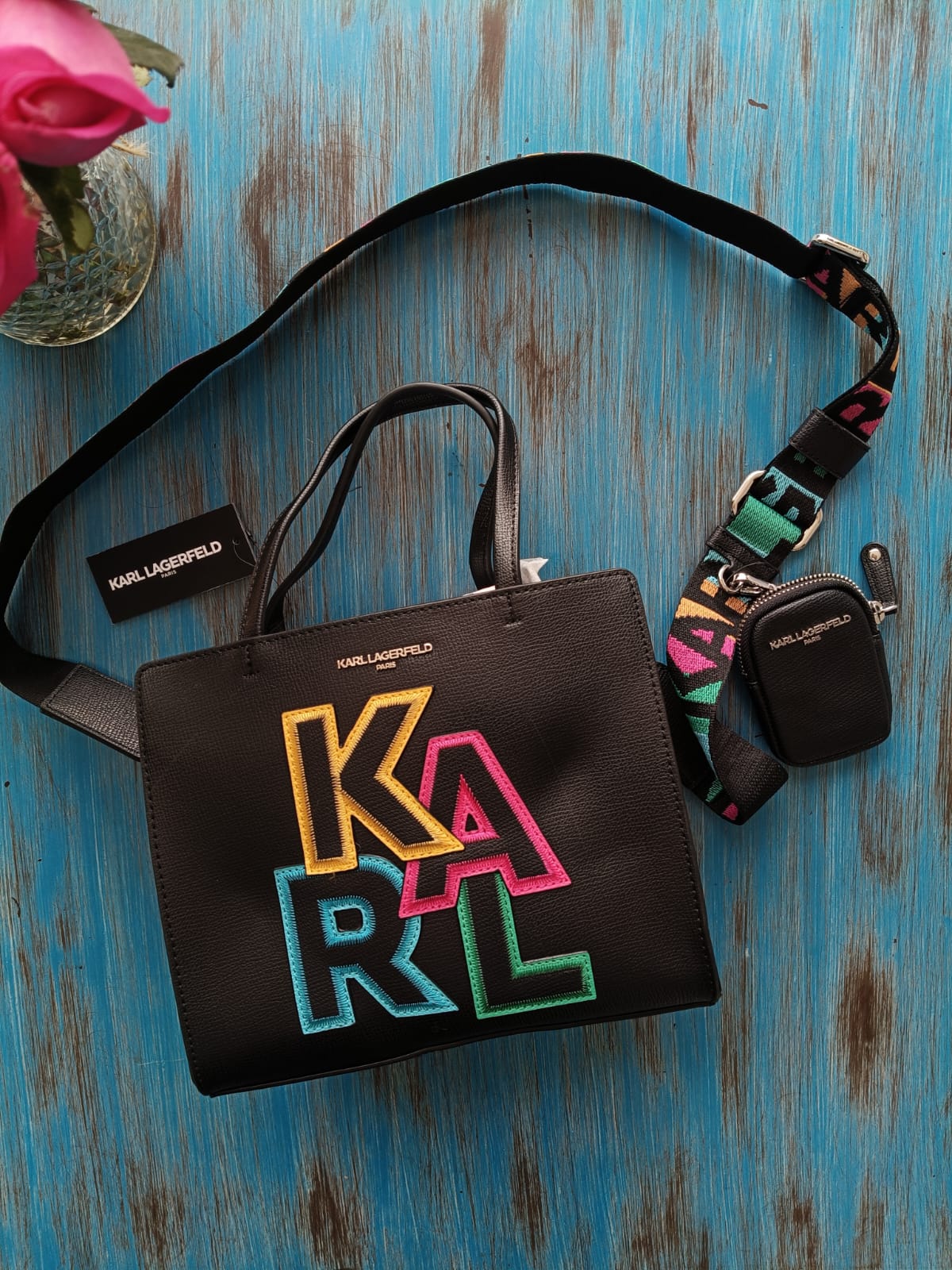 cartera mediana Karl Lagerfeld strap letras colores cartera mediana Karl Lagerfeld strap letras colores